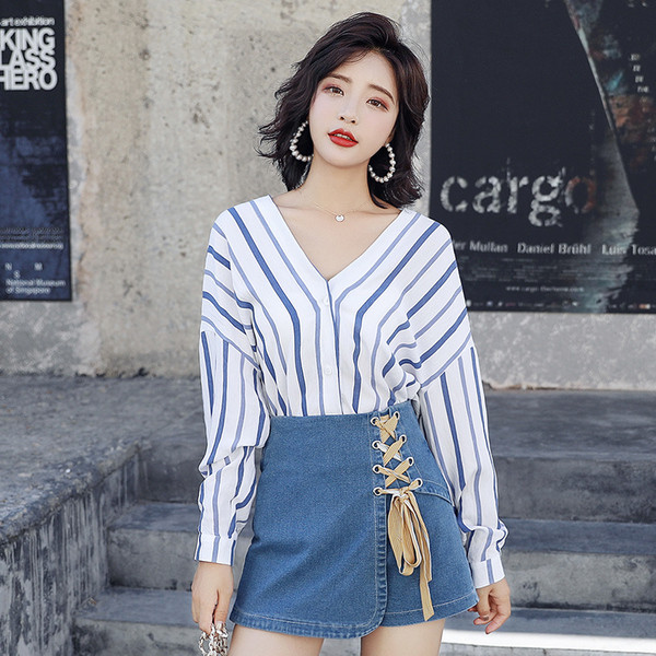 Елегантна раирана дамска риза бял-син цвят