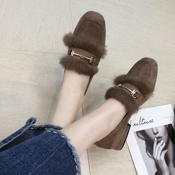 Стилни дамски мокасини с метална декорация и пух в два цвята