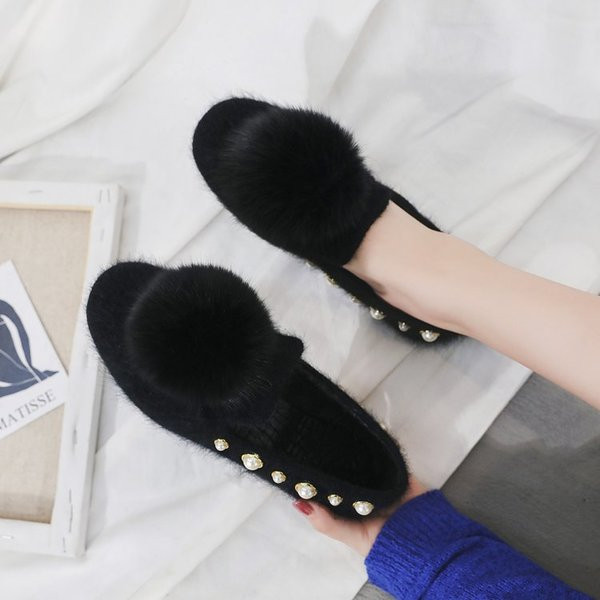 Model actual de mocasini de dama cu puf si perle decorative in doua culori