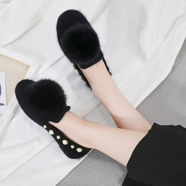 Model actual de mocasini de dama cu puf si perle decorative in doua culori