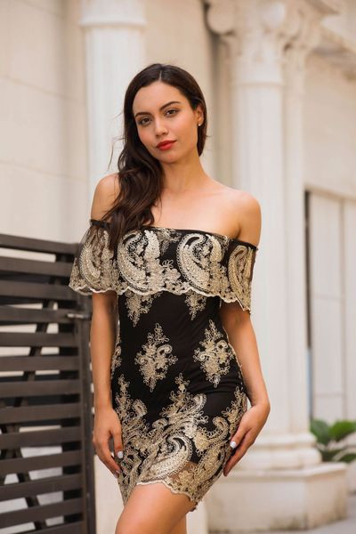 Елегантна дамска рокля в два цвята с бродерия