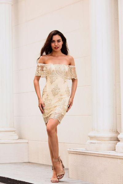 Елегантна дамска рокля в два цвята с бродерия