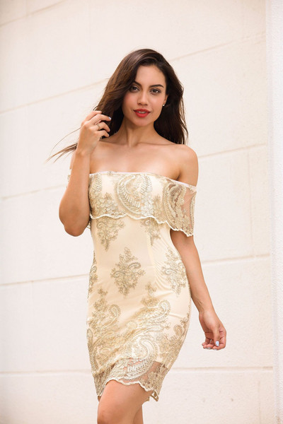 Елегантна дамска рокля в два цвята с бродерия