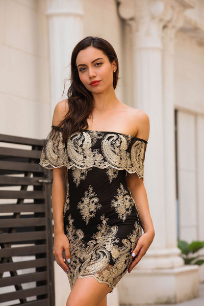 Елегантна дамска рокля в два цвята с бродерия