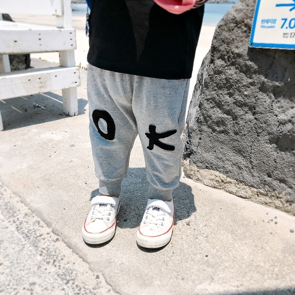 Gyerekruha két színben foltokkal és felirattal