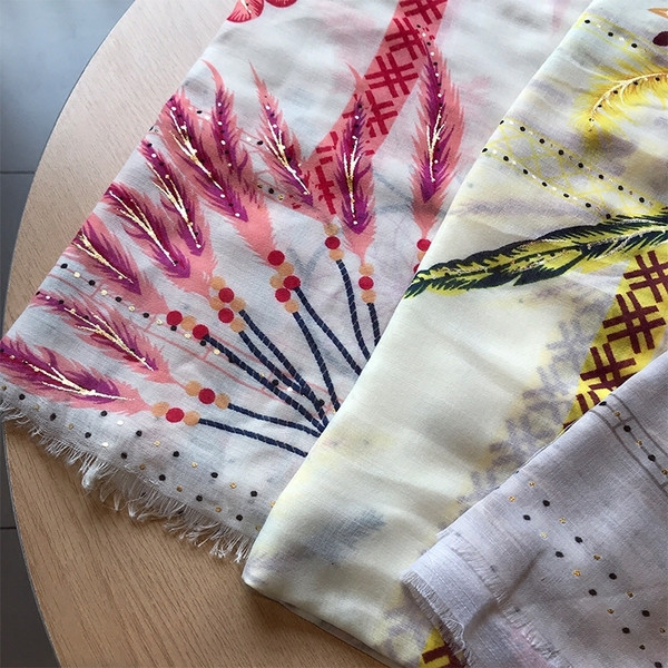 Ежедневен дамски шал в бял цвят-три модела