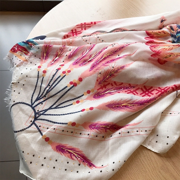 Ежедневен дамски шал в бял цвят-три модела