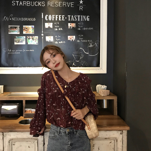 Μοντέρνα γυναικεία μπλούζα με floral μοτίβα σε δύο χρώματα