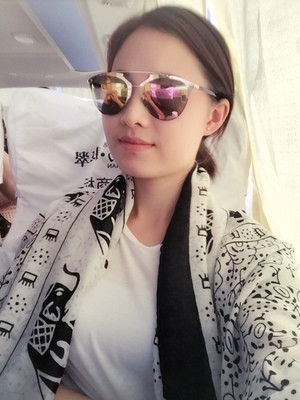 Eșarfă modernă de damă cu aplicație în alb-negru