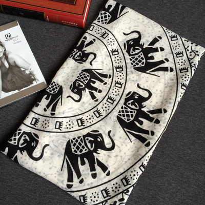 Moдерен дамски шал с апликация в черно-бял цвят