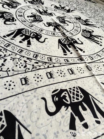 Eșarfă modernă de damă cu aplicație în alb-negru