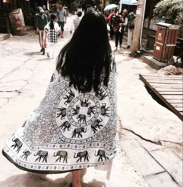 Eșarfă modernă de damă cu aplicație în alb-negru