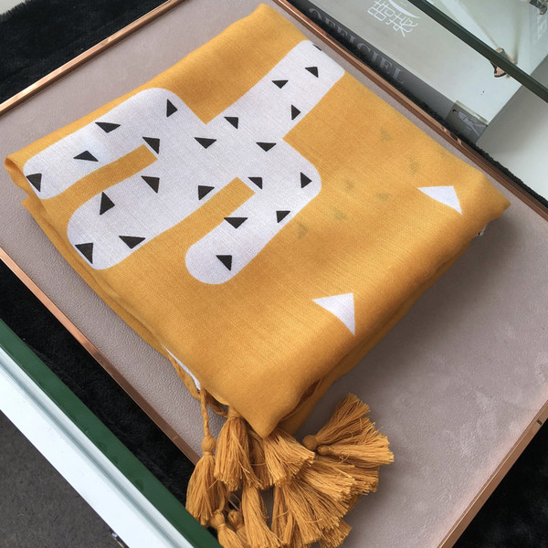 Esarfa casual dama cu ciucuri si aplicatie