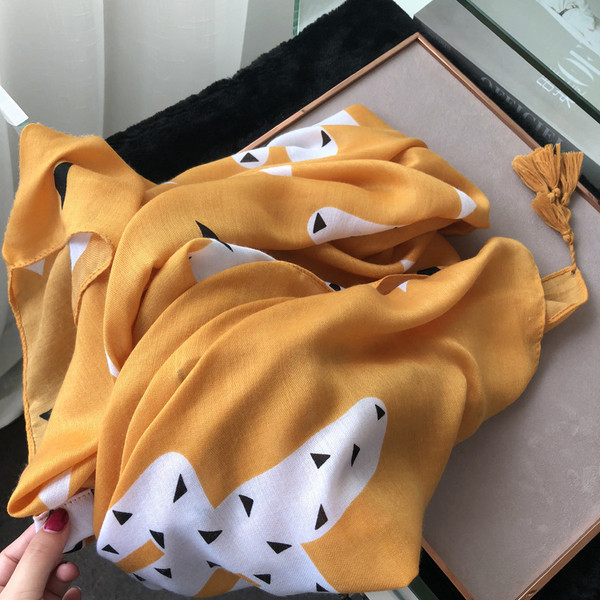 Esarfa casual dama cu ciucuri si aplicatie