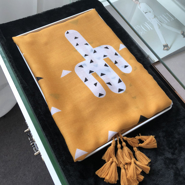 Esarfa casual dama cu ciucuri si aplicatie