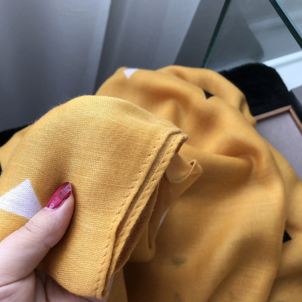 Esarfa casual dama cu ciucuri si aplicatie