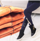 Pană moale pentru copii de culoare închisă cu broderie și elemente 3D