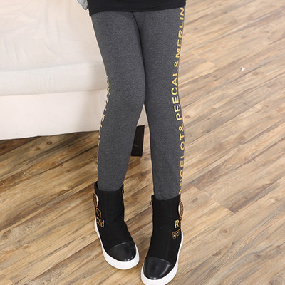 Pană moale pentru copii de culoare închisă cu broderie și elemente 3D