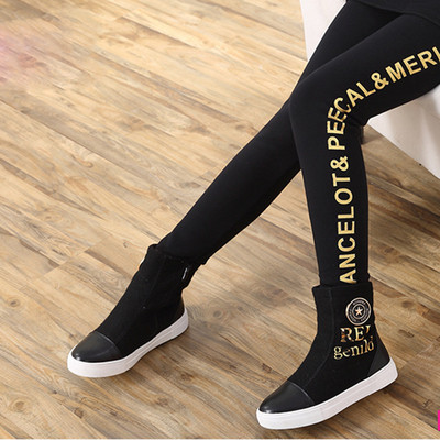 Pană moale pentru copii de culoare închisă cu broderie și elemente 3D