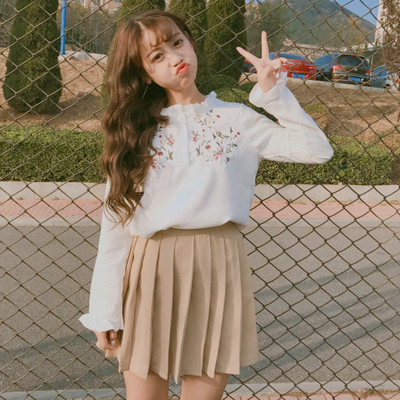 Bluza de dama cu broderie florala si nasturi in alb si roz