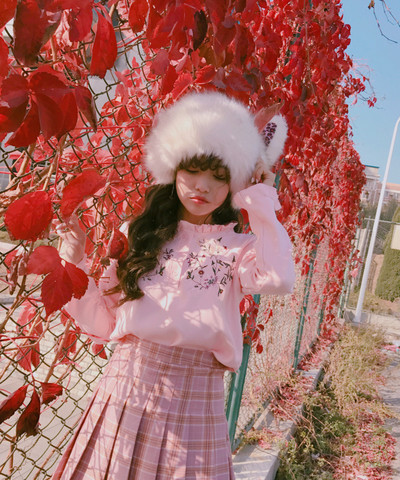 Bluza de dama cu broderie florala si nasturi in alb si roz