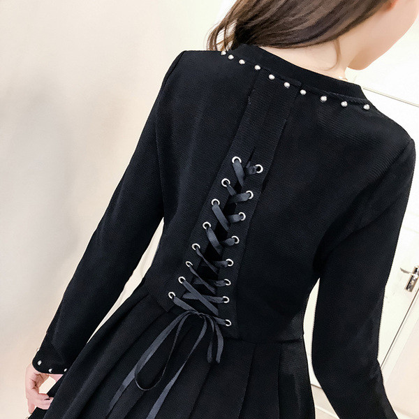 Дамска черна рокля с интересен гръб