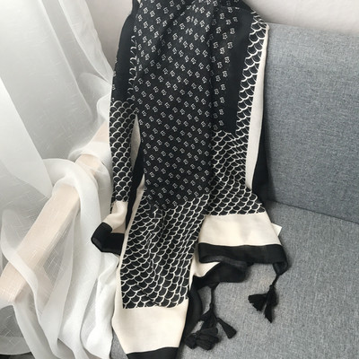 Елегантен дамски шал с пискюли в черно-бял цвят