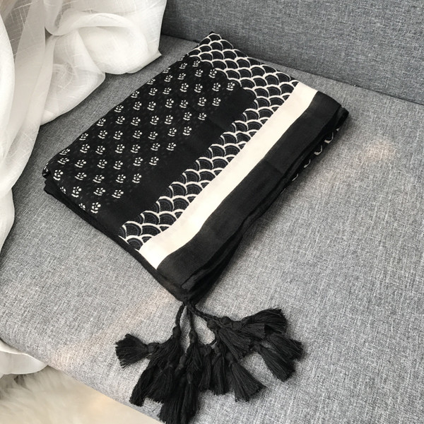 Esarfa eleganta de dama cu ciucuri in alb-negru