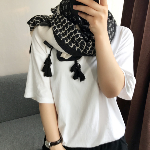 Esarfa eleganta de dama cu ciucuri in alb-negru
