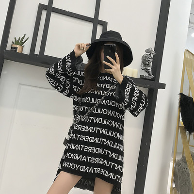 Μοντέρνο γυναικείο πουλόβερ σε μακρύ σχέδιο σε δύο χρώματα