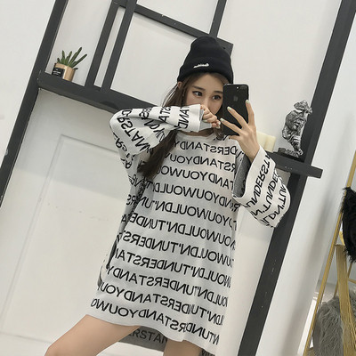 Μοντέρνο γυναικείο πουλόβερ σε μακρύ σχέδιο σε δύο χρώματα