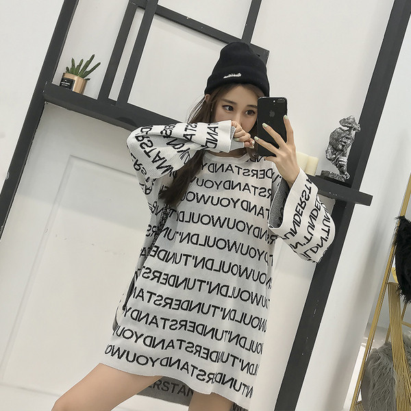 Μοντέρνο γυναικείο πουλόβερ  σε μακρύ σχέδιο σε δύο χρώματα