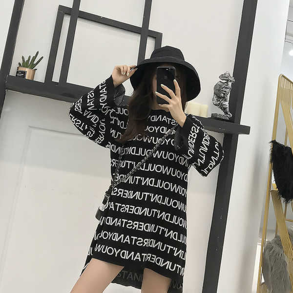 Μοντέρνο γυναικείο πουλόβερ  σε μακρύ σχέδιο σε δύο χρώματα