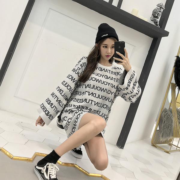 Μοντέρνο γυναικείο πουλόβερ  σε μακρύ σχέδιο σε δύο χρώματα