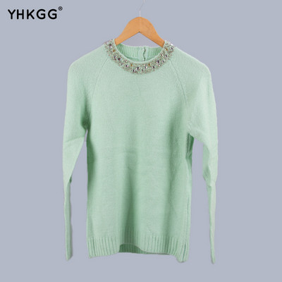 Pulover elegant de dama cu pietre decorative in alb, verde si negru