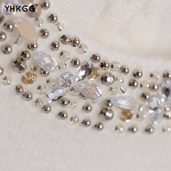 Pulover elegant de dama cu pietre decorative in alb, verde si negru