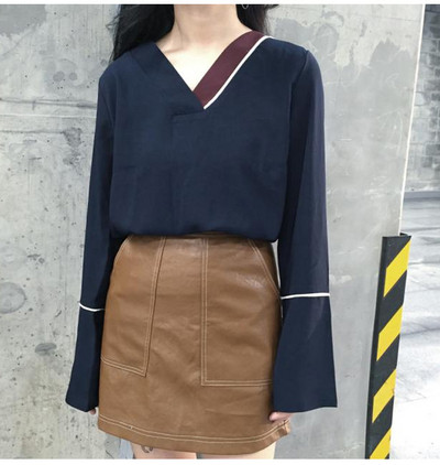 Bluză de damă elegantă, de culoare închisă, cu decolteu în V