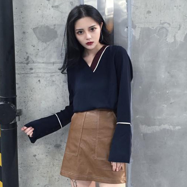 Bluză de damă elegantă, de culoare închisă, cu decolteu în V