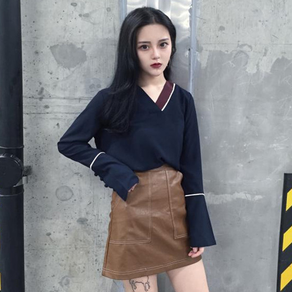 Bluză de damă elegantă, de culoare închisă, cu decolteu în V