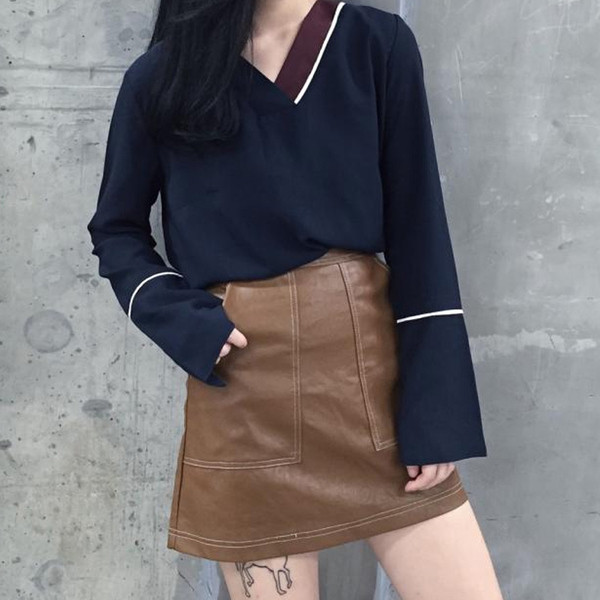 Bluză de damă elegantă, de culoare închisă, cu decolteu în V