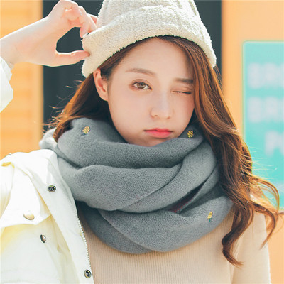 Μοντέρνο γυναικείο κασκόλ σε διάφορα χρώματα