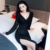 Κομψό μακρύ γυναικείο φόρεμα σε μαύρο χρώμα με ντεκολτέ σε σχήμα V