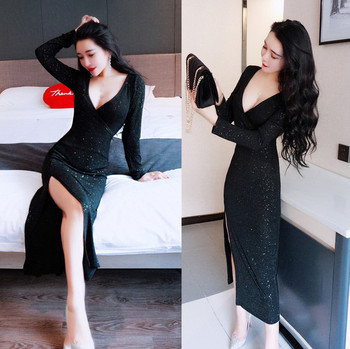 Κομψό μακρύ γυναικείο φόρεμα σε μαύρο χρώμα με ντεκολτέ σε σχήμα V