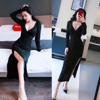 Κομψό μακρύ γυναικείο φόρεμα σε μαύρο χρώμα με ντεκολτέ σε σχήμα V