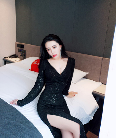 Κομψό μακρύ γυναικείο φόρεμα σε μαύρο χρώμα με ντεκολτέ σε σχήμα V