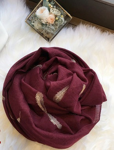 Модерен дамски шал с апликация в няколко цвята