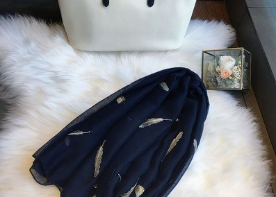 Модерен дамски шал с апликация в няколко цвята