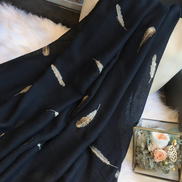 Модерен дамски шал с апликация в няколко цвята