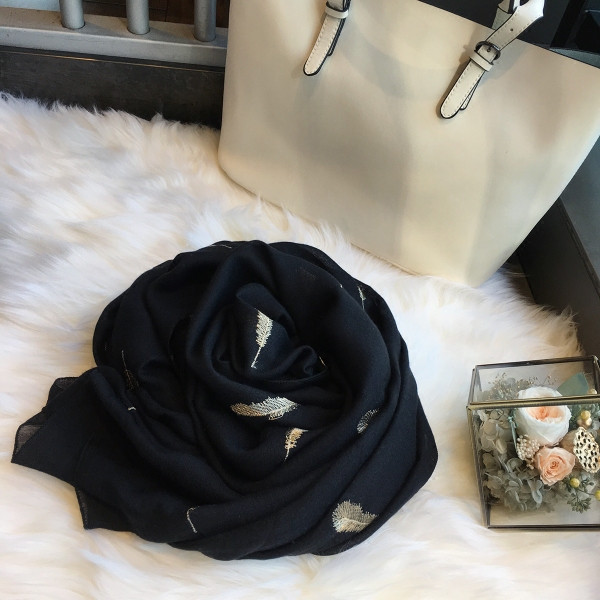 Модерен дамски шал с апликация в няколко цвята