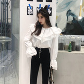 Μοντέρνα γυναικεία μπλούζα με βολάν σε λευκό και μπλε χρώμα